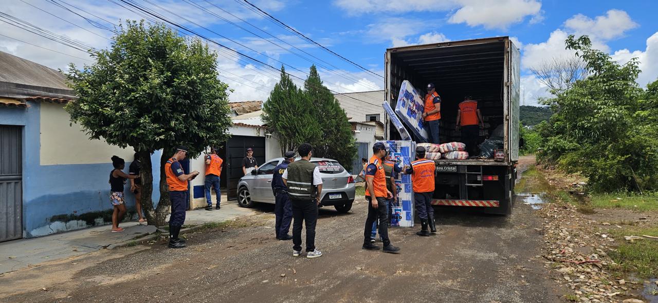 Prefeitura de Goiânia entrega itens essenciais a famílias afetadas pelas chuvas no Jardim Mirabel