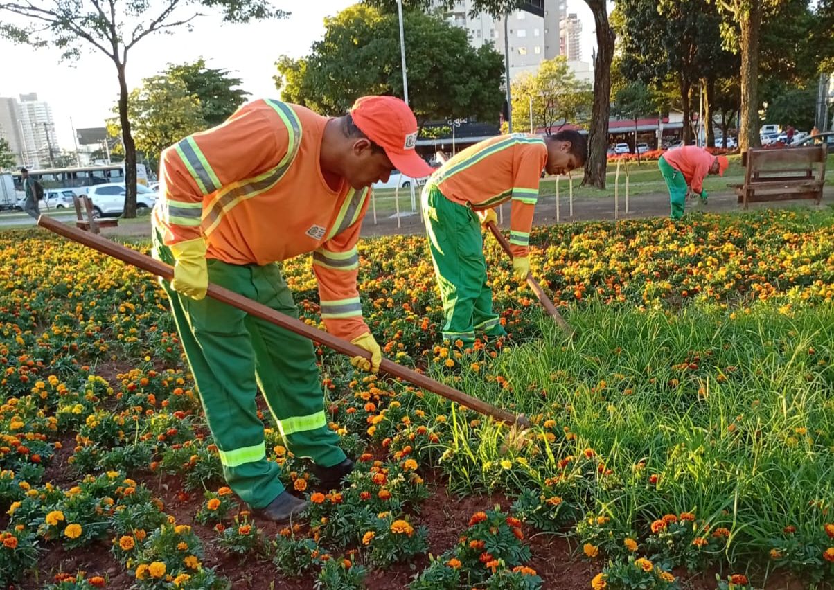 Comurg promove zeladoria em 120 praças e jardins em Goiânia