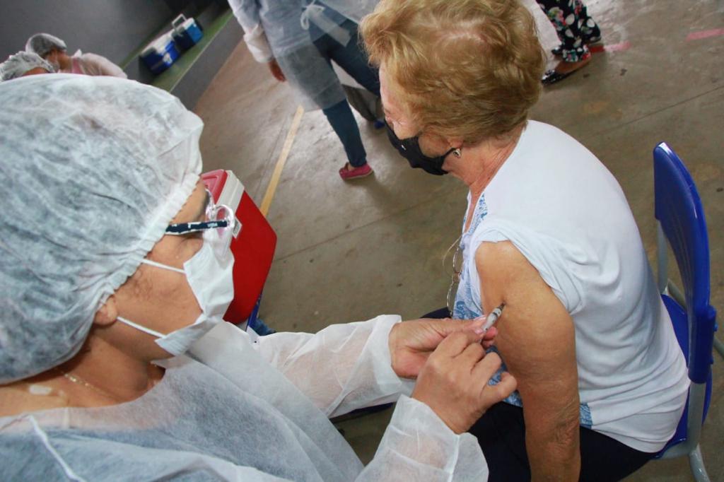 Goiás vai aplicar dose extra da vacina contra a covid-19 a partir da próxima semana