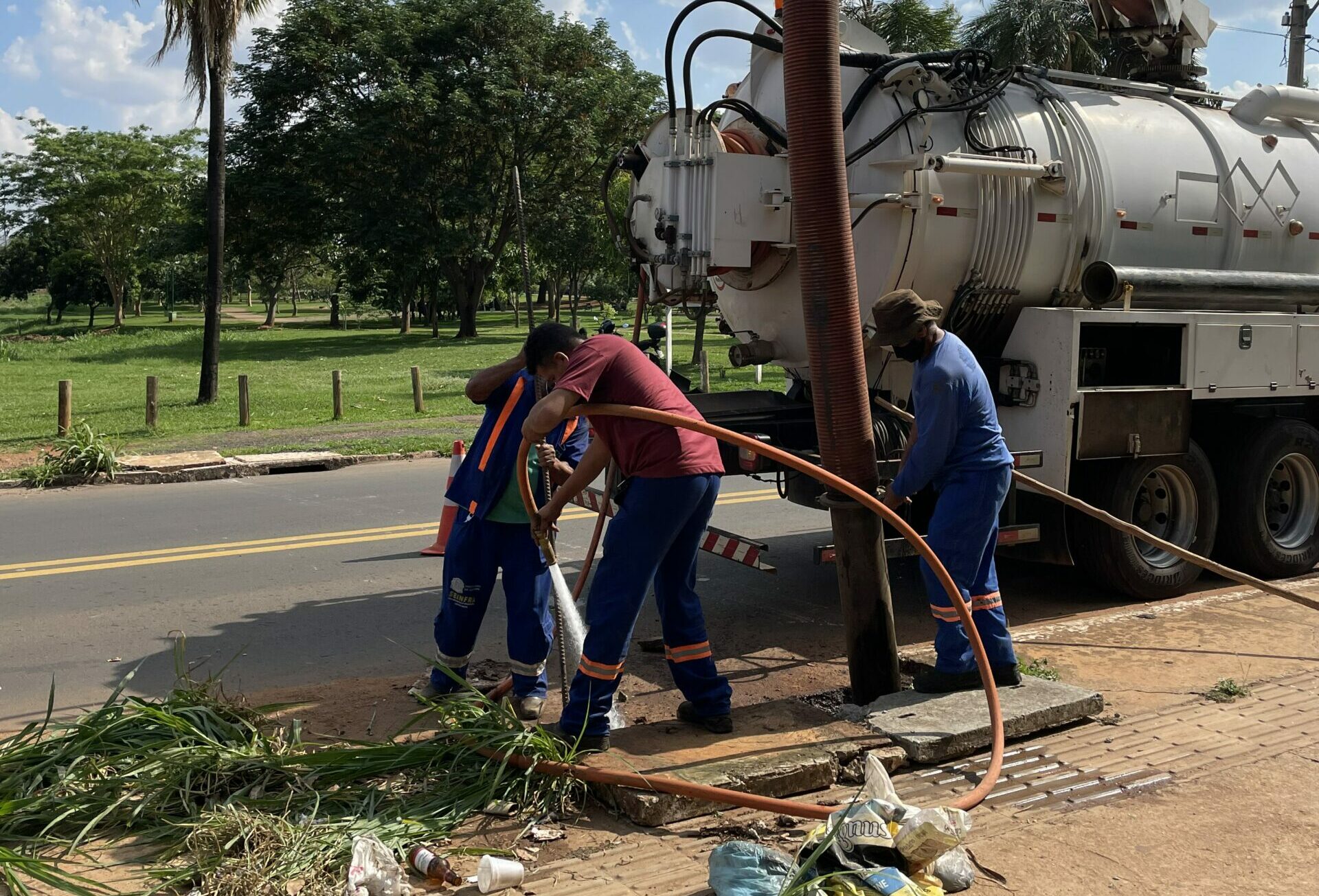 Seinfra realiza limpeza de bocas de lobo em 20 bairros nesta quarta-feira,  19 – Prefeitura de Goiânia