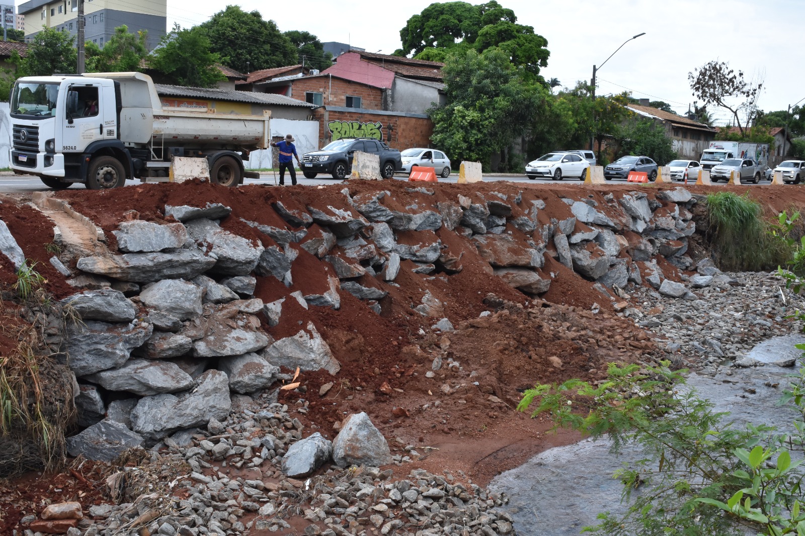 Prefeitura de Goiânia conclui obra em gabião rompido na Marginal Botafogo e deve liberar o trânsito após colocar nova capa asfáltica na via