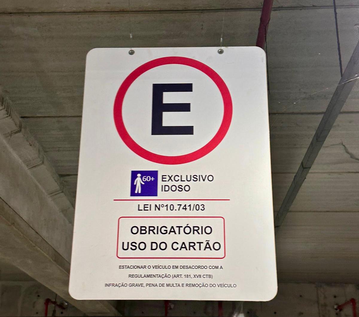 Cartão especial de estacionamento de idoso tem validade vitalícia