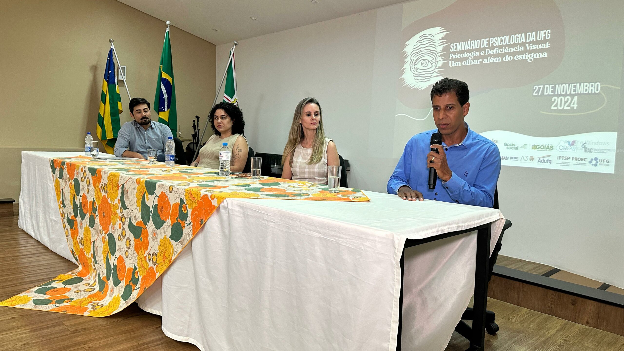 Gari cego da Comurg participa de seminário da UFG e inspira novos formandos em psicologia