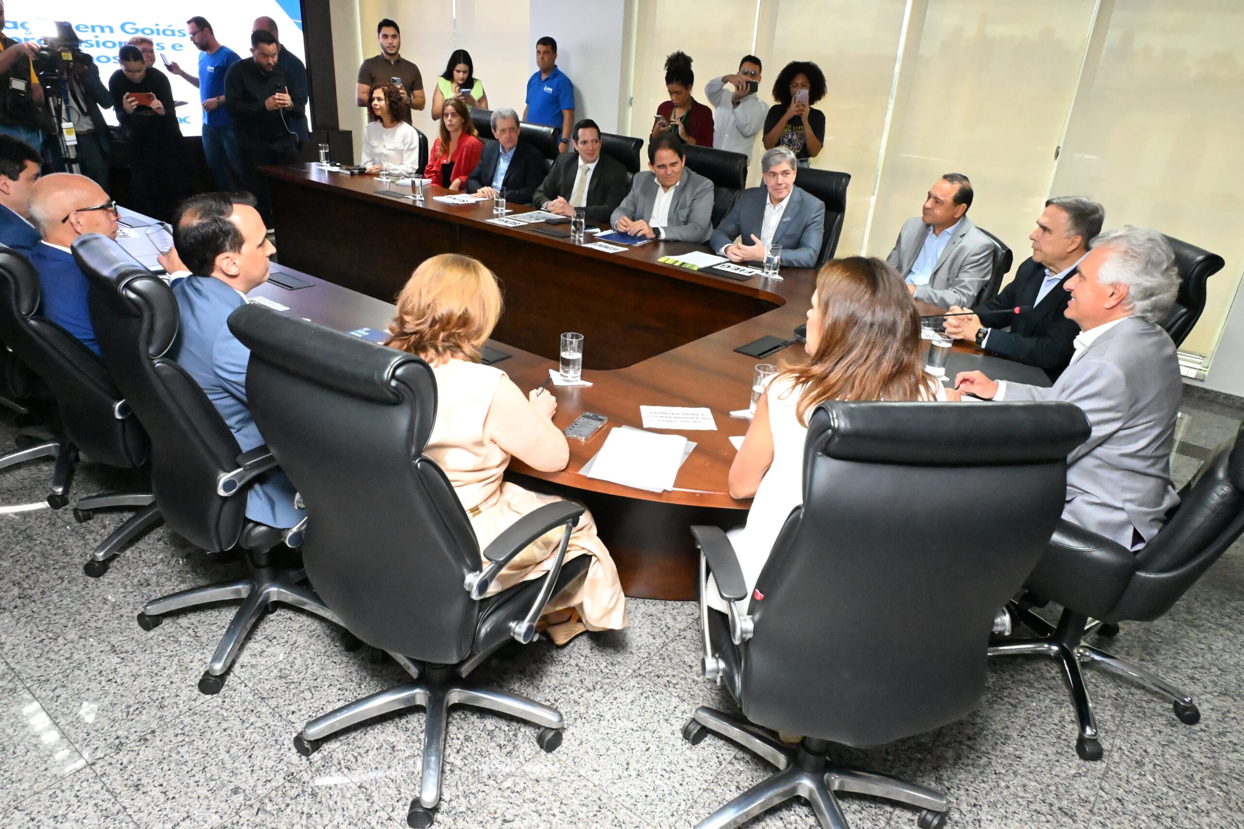 Prefeito Sandro Mabel participa do lançamento do Profissionaliza Goiás ao lado do governador Ronaldo Caiado