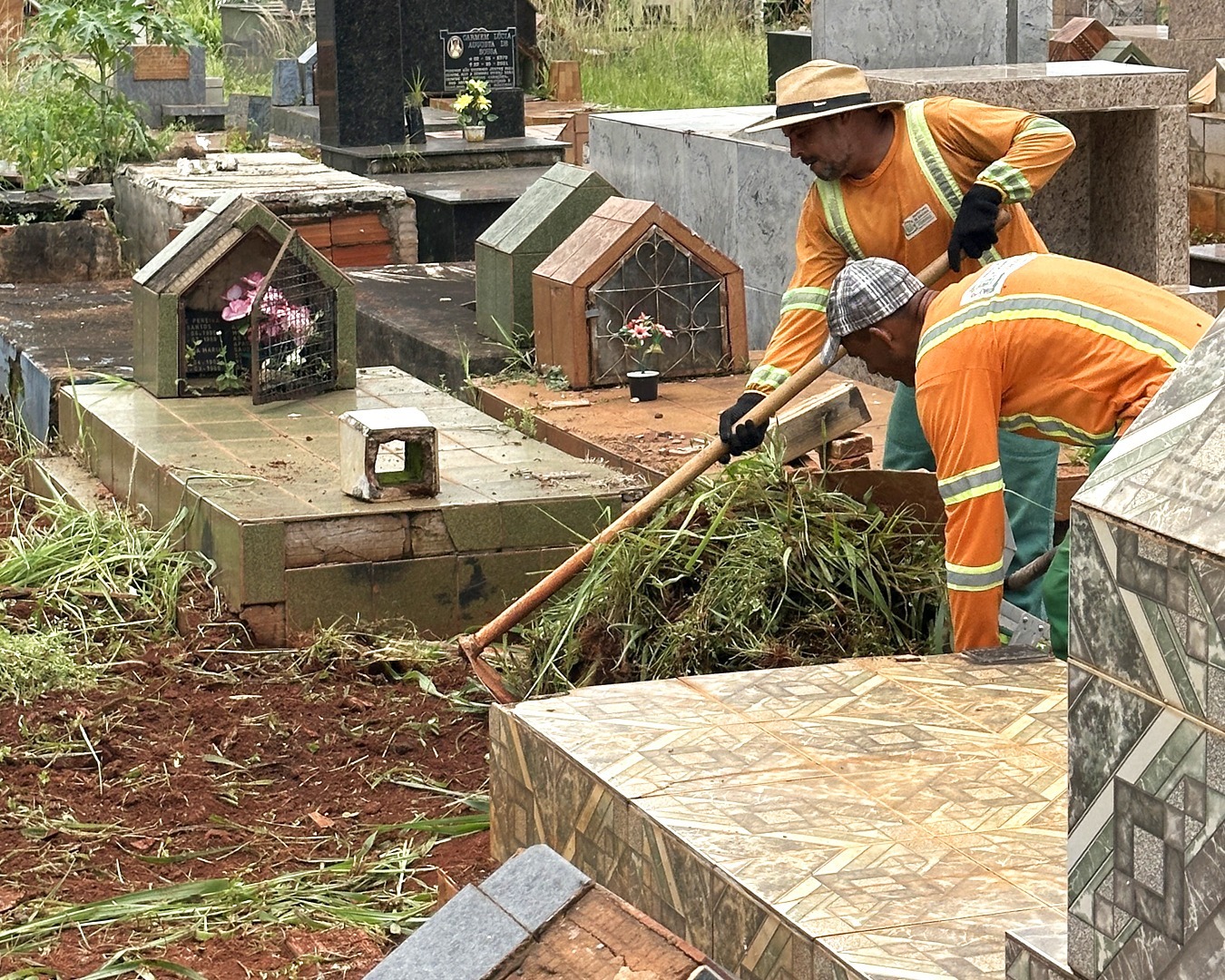 Prefeitura de Goiânia inicia limpeza no Cemitério Parque e estende serviço para outras unidades municipais