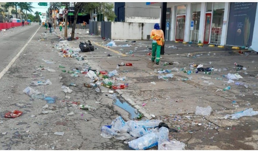 Comurg intensifica serviços de limpeza no pré-carnaval e orienta sobre descarte adequado de resíduos.