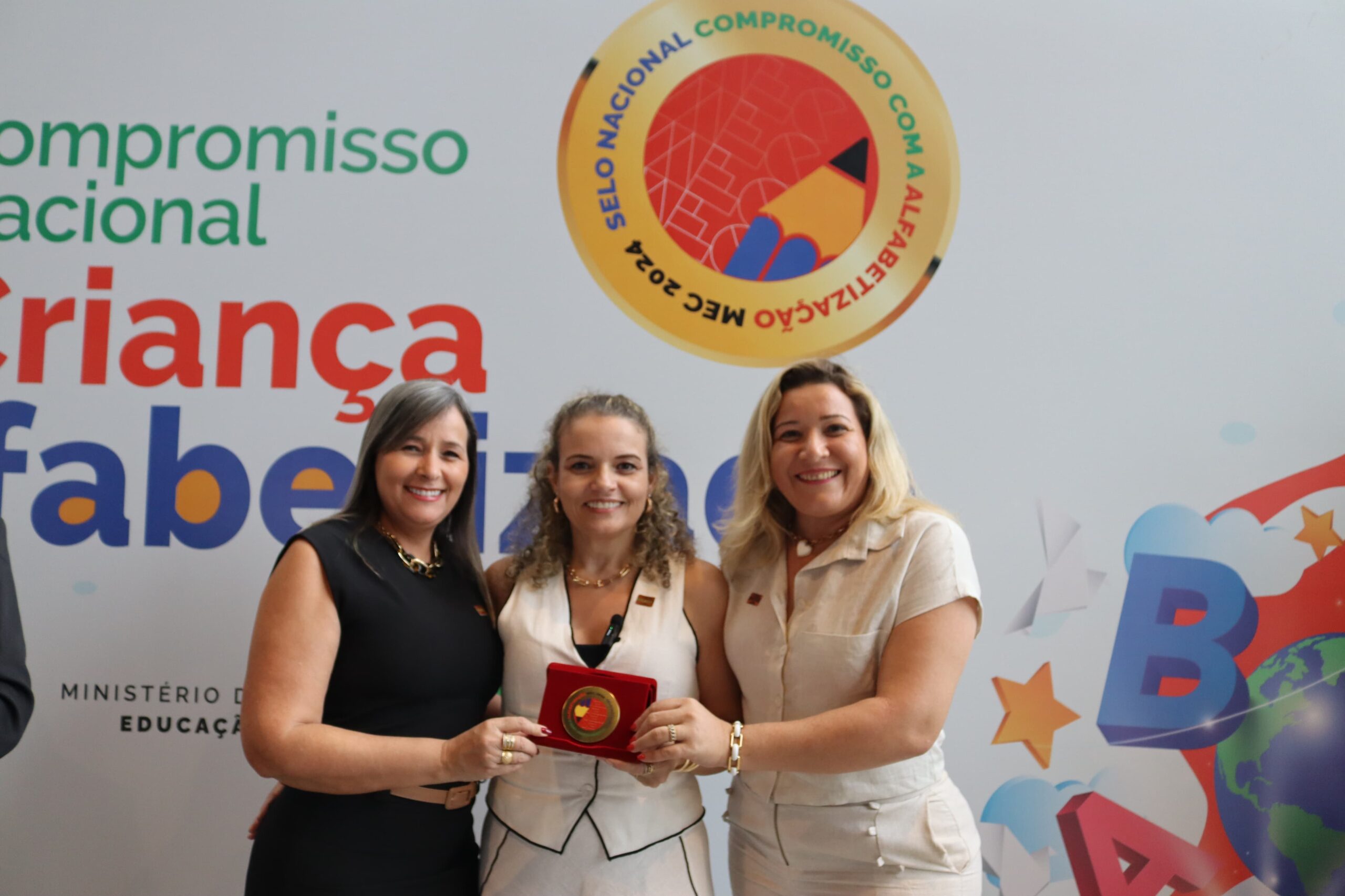 Em Brasília, Educação de Goiânia recebe Selo Ouro por compromisso com a alfabetização