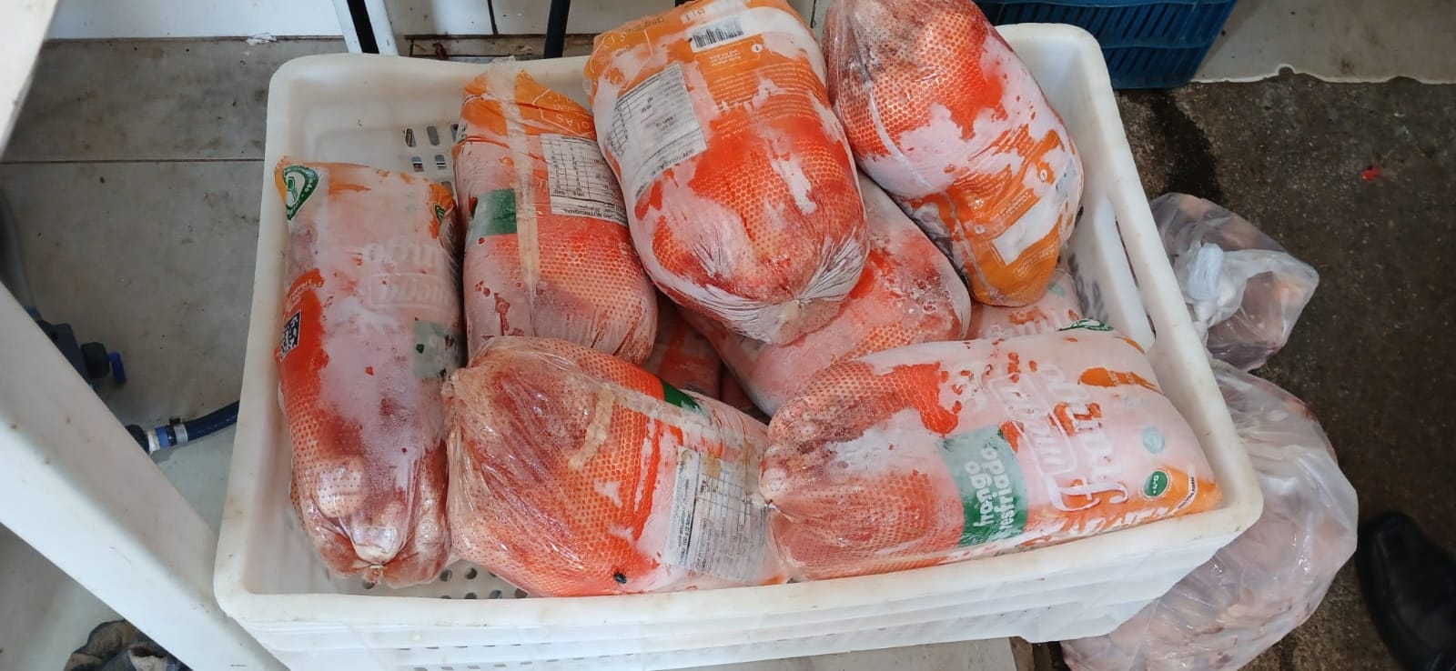 Procon Goiânia fiscaliza supermercado na Vila Mutirão II por comercialização de produtos expirados.