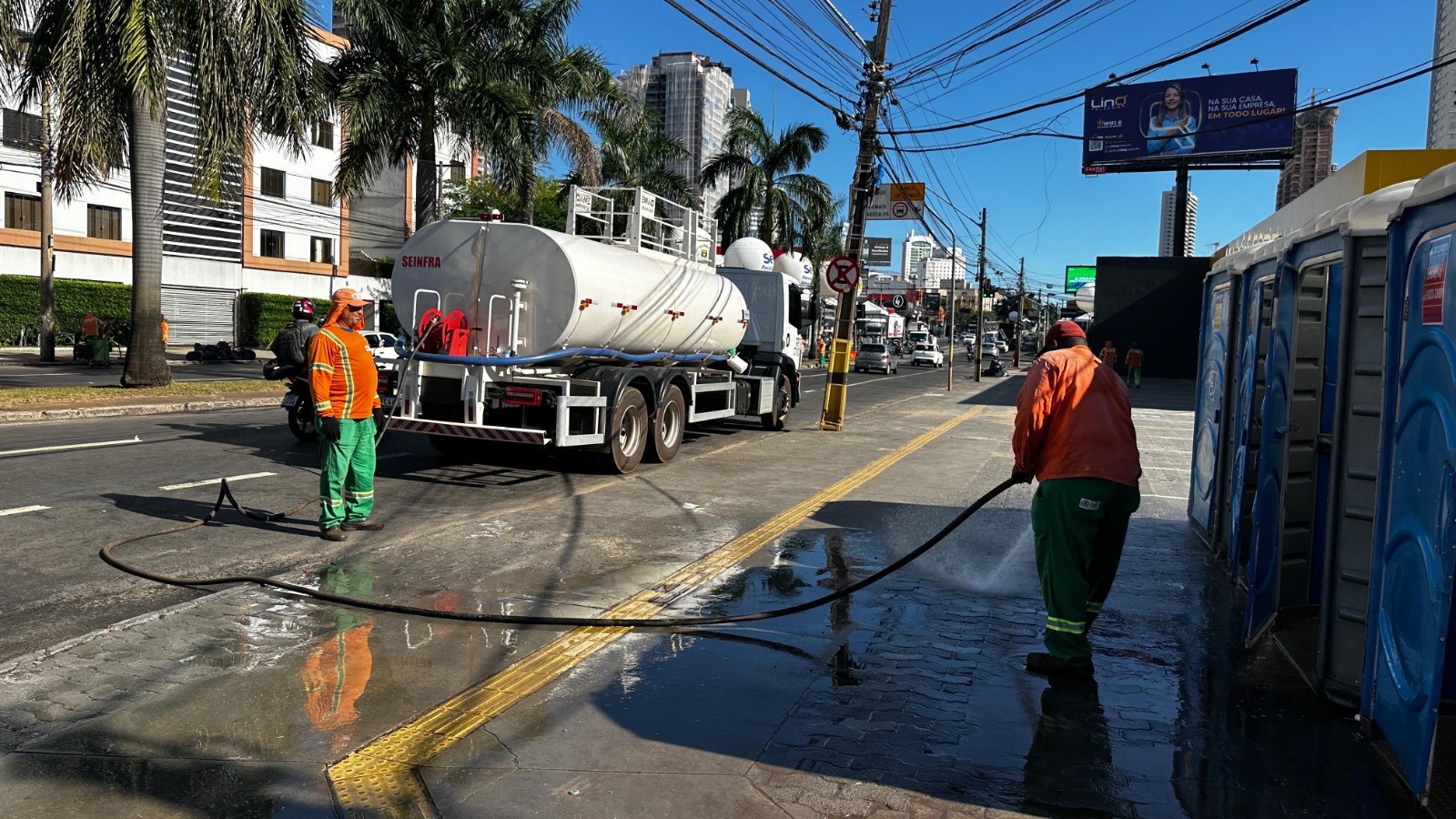 Comurg realiza limpeza e lavagem de ruas e avenidas em Goiânia após o pré-carnaval dos bloquinhos.