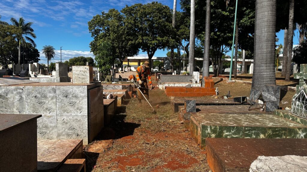 Prefeitura de Goiânia realiza limpeza e manutenção nos cemitérios Santana e Parque em ação de cuidado à memória dos cidadãos