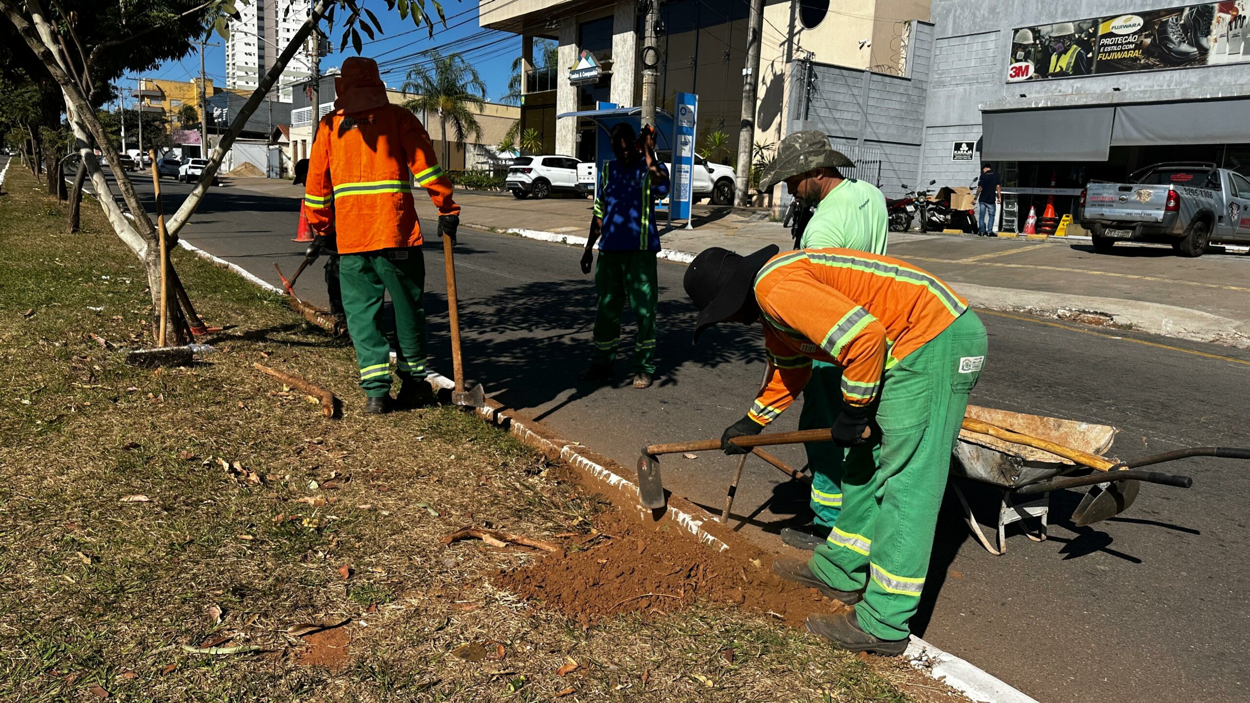 Comurg dá início à recuperação e alinhamento de meios-fios em Goiânia para melhorar infraestrutura urbana