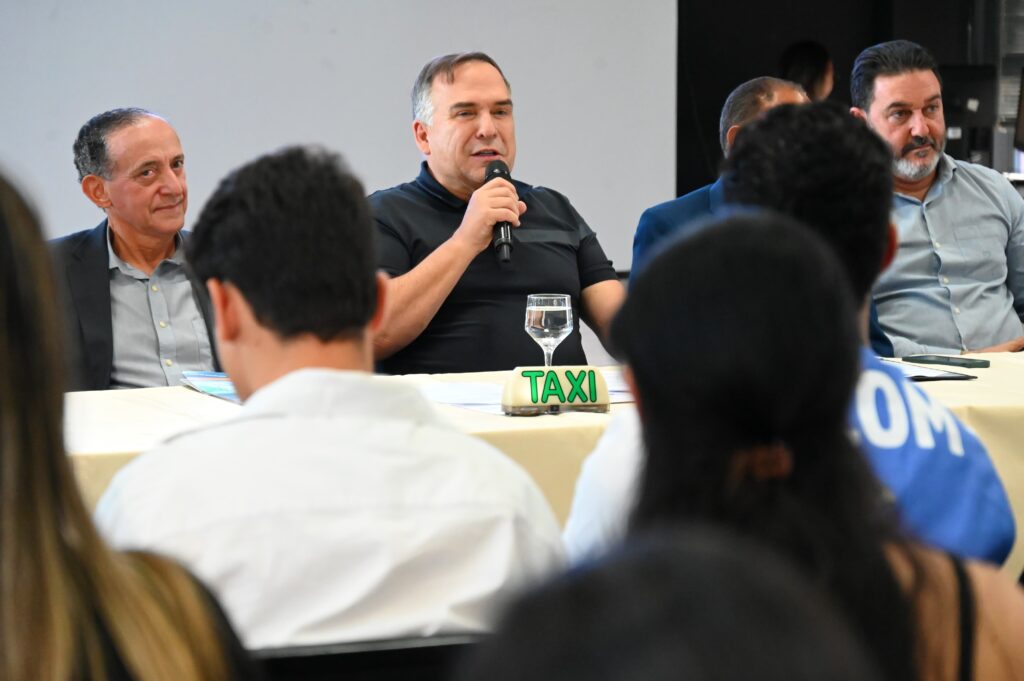 Mabel estabelece portaria para garantir táxi seguro e regular na capital, reforçando transporte confiável para população.