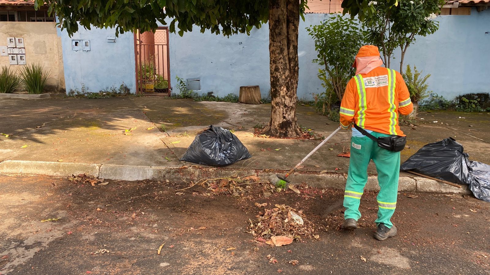 Prefeitura de Goiânia realoca 178 garis para intensificar varrição nas ruas da capital Prefeitura de Goiânia realoca 178 garis para intensificar varrição nas ruas da capital