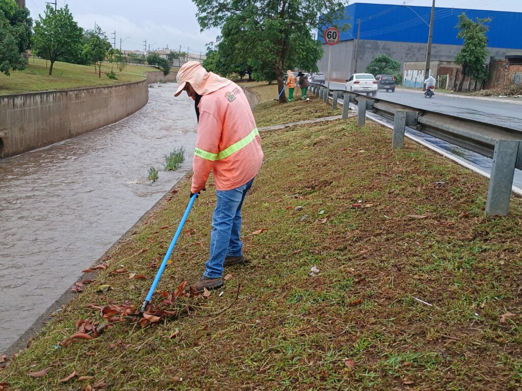 Comurg realiza mutirão de limpeza em Goiânia para combater alagamentos e preservar meio ambiente Comurg realiza mutirão de limpeza em Goiânia para combater alagamentos e preservar meio ambiente