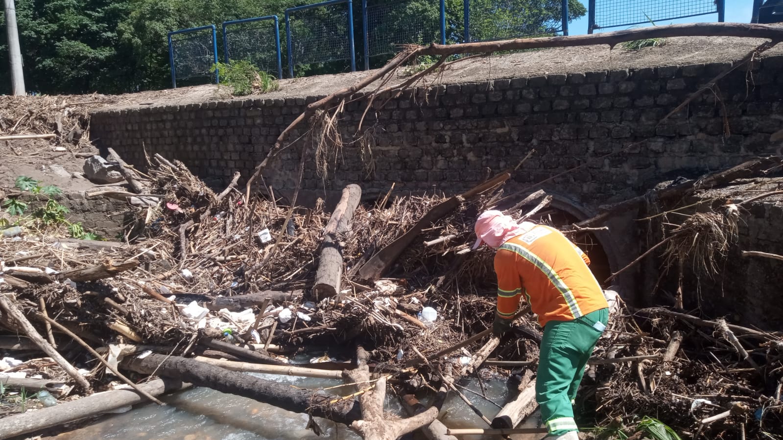 Comurg retira mais de seis toneladas de entulho e galhos dos córregos Taquaral e do Fundo em Goiânia