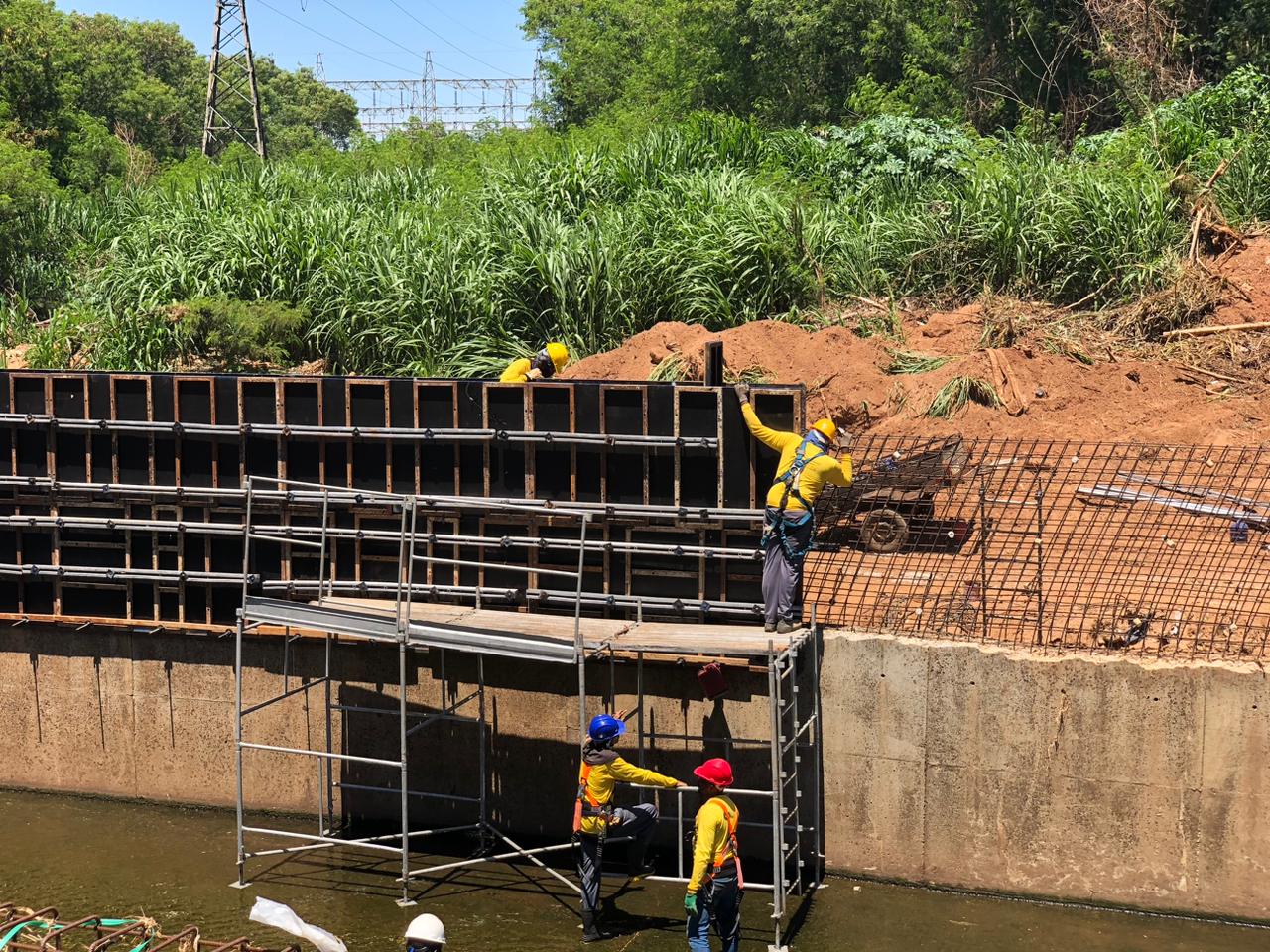 Prefeitura de Goiânia avança na obra de contenção com concretagem da parede do canal do Córrego Cascavel