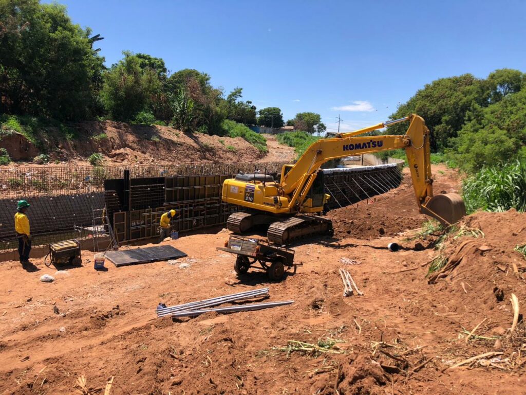 Prefeitura de Goiânia conclui concretagem da parede do canal do Córrego Cascavel para evitar erosões e alagamentos Prefeitura de Goiânia conclui concretagem da parede do canal do Córrego Cascavel para evitar erosões e alagamentos