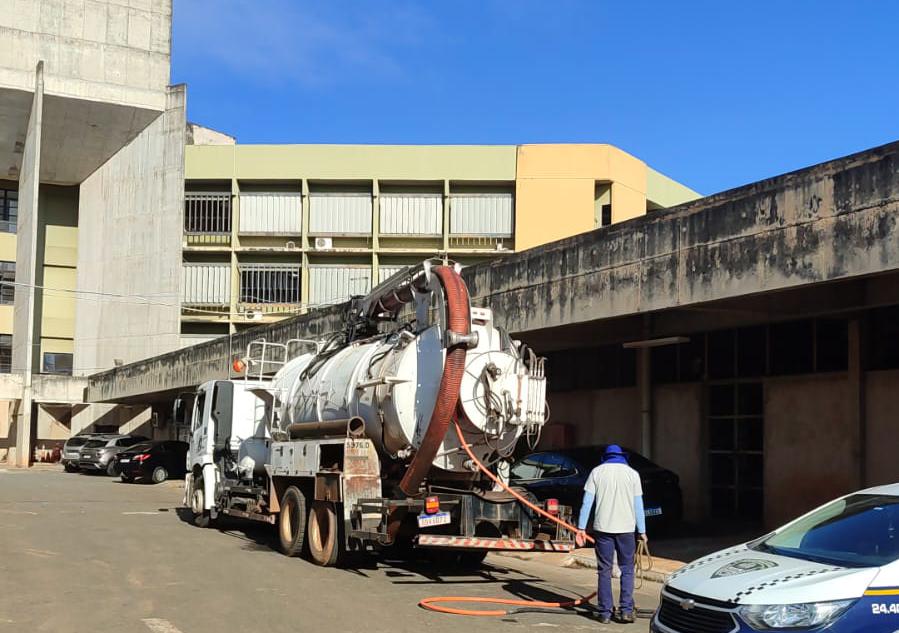 Prefeitura de Goiânia remove 651,5 toneladas de resíduos da drenagem em 10 meses para prevenir alagamentos.