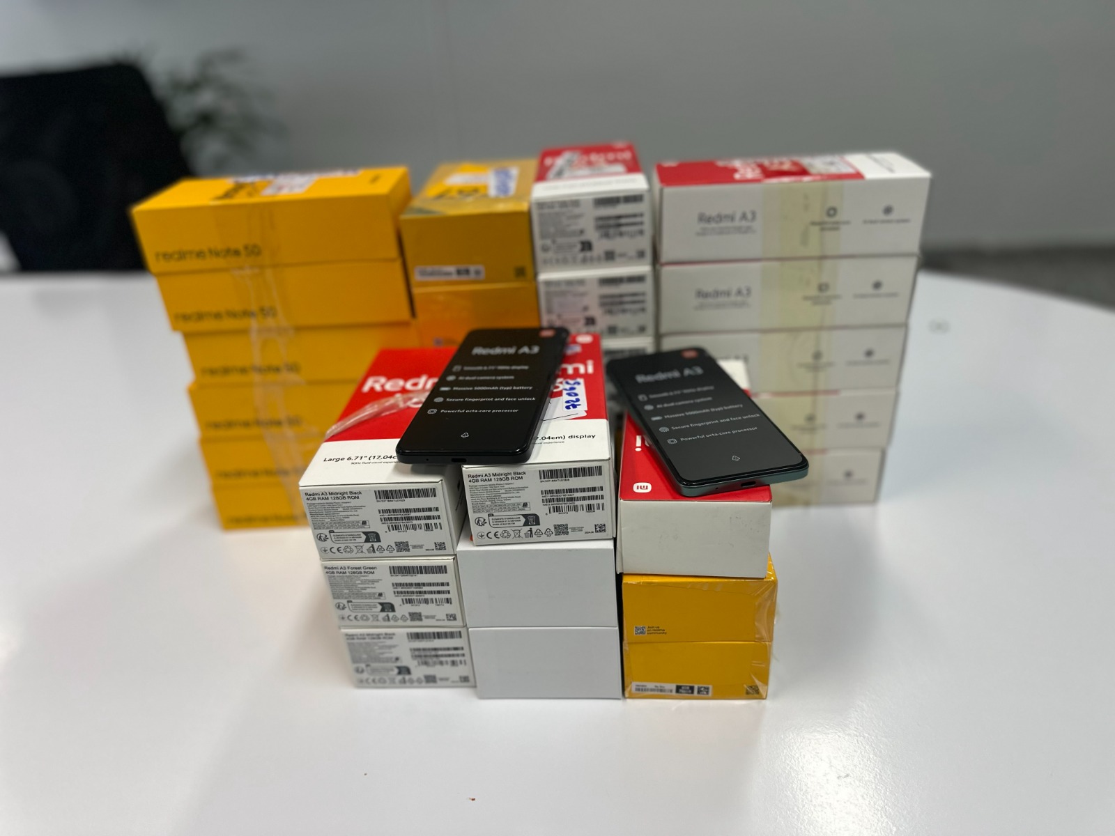 Prefeito Sandro Mabel recebe 4 toneladas de roupas e 30 celulares da Receita Federal para assistência social em Goiânia