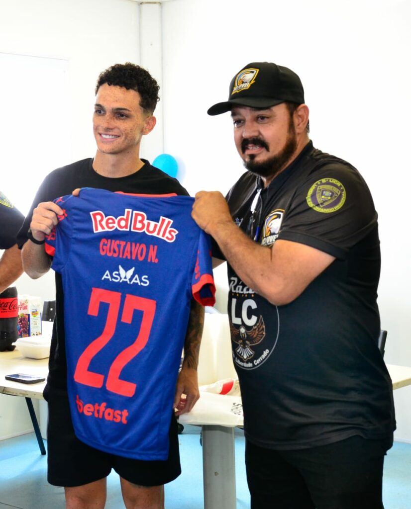 GCM entrega chuteiras e camisetas a projeto social de futebol no Jardim do Cerrado, em Goiânia