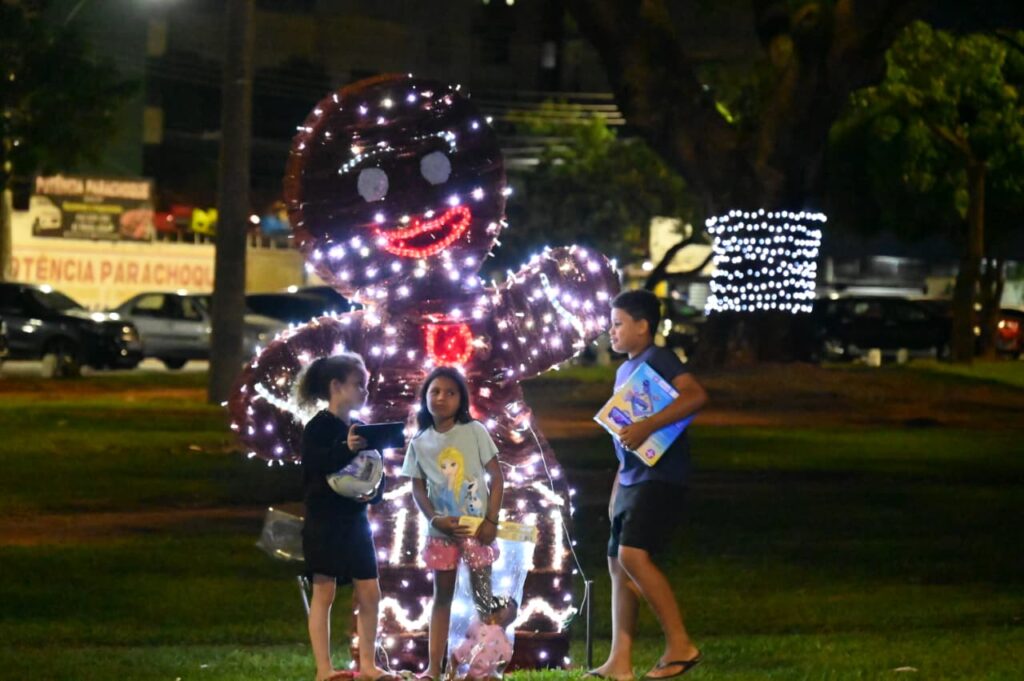 Prefeito Sandro Mabel inaugura iluminação natalina e encanta moradores na Praça do Rio Formoso e Praça C8