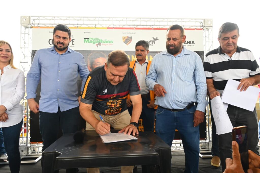 Mabel celebra 68 anos do Setor Pedro Ludovico e autoriza recuperação de asfalto em Goiânia