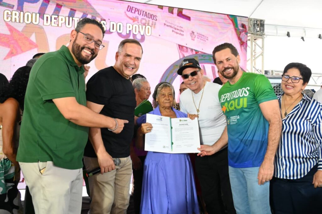 Prefeito Sandro Mabel entrega 200 escrituras a moradores do Jardim Novo Mundo em evento de regularização fundiária