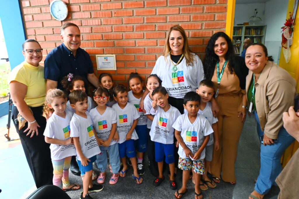 Prefeito de Goiânia amplia 1.200 vagas e entrega lousas digitais para escolas municipais
