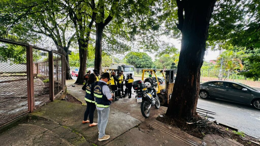 SET retém empilhadeiras irregulares que circulavam entre veículos no Setor Sul de Goiânia, prevenindo acidentes