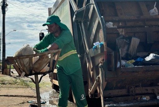 Goiânia coleta mais de 2,4 milhões de toneladas de resíduos em 2025, com ações integradas de limpeza urbana. Goiânia coleta mais de 2,4 milhões de toneladas de resíduos em 2025, com ações integradas de limpeza urbana.