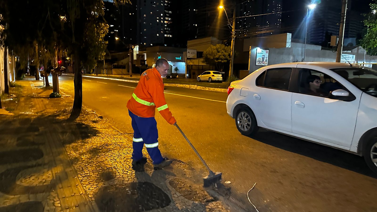 Comurg intensifica varrição noturna para limpeza em vários bairros de Goiânia
