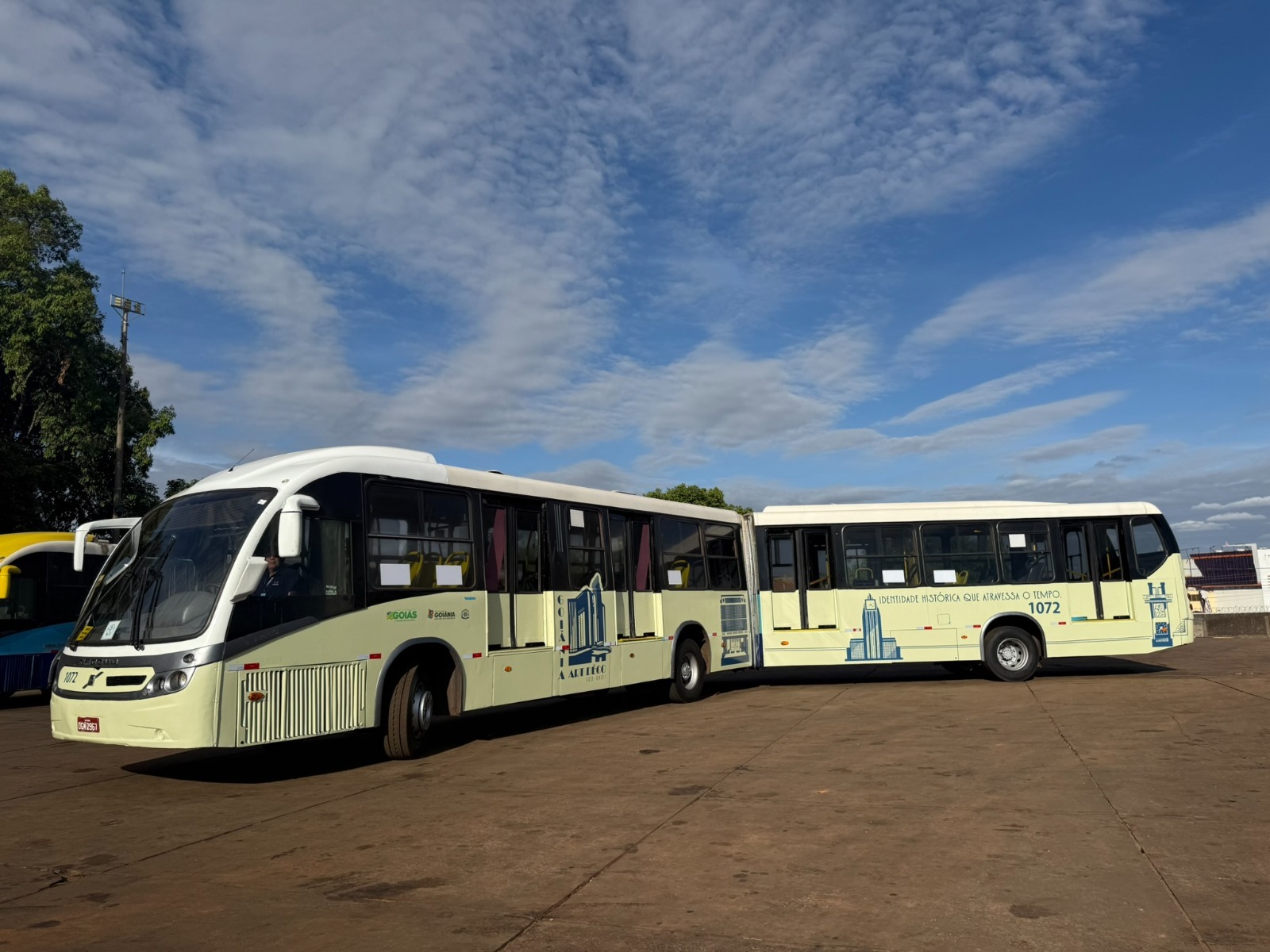 Ônibus com ilustrações Art Déco transformam o transporte coletivo de Goiânia até 31 de janeiro