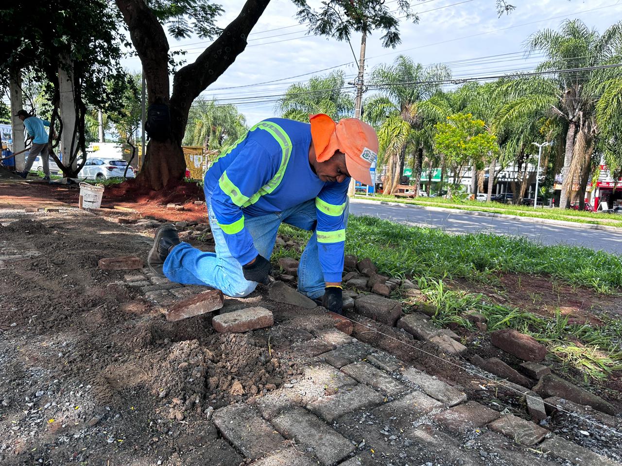 Comurg inicia reestruturação das calçadas nas avenidas Emílio Póvoa e Circular em Goiânia para mais segurança e acessibilidade.