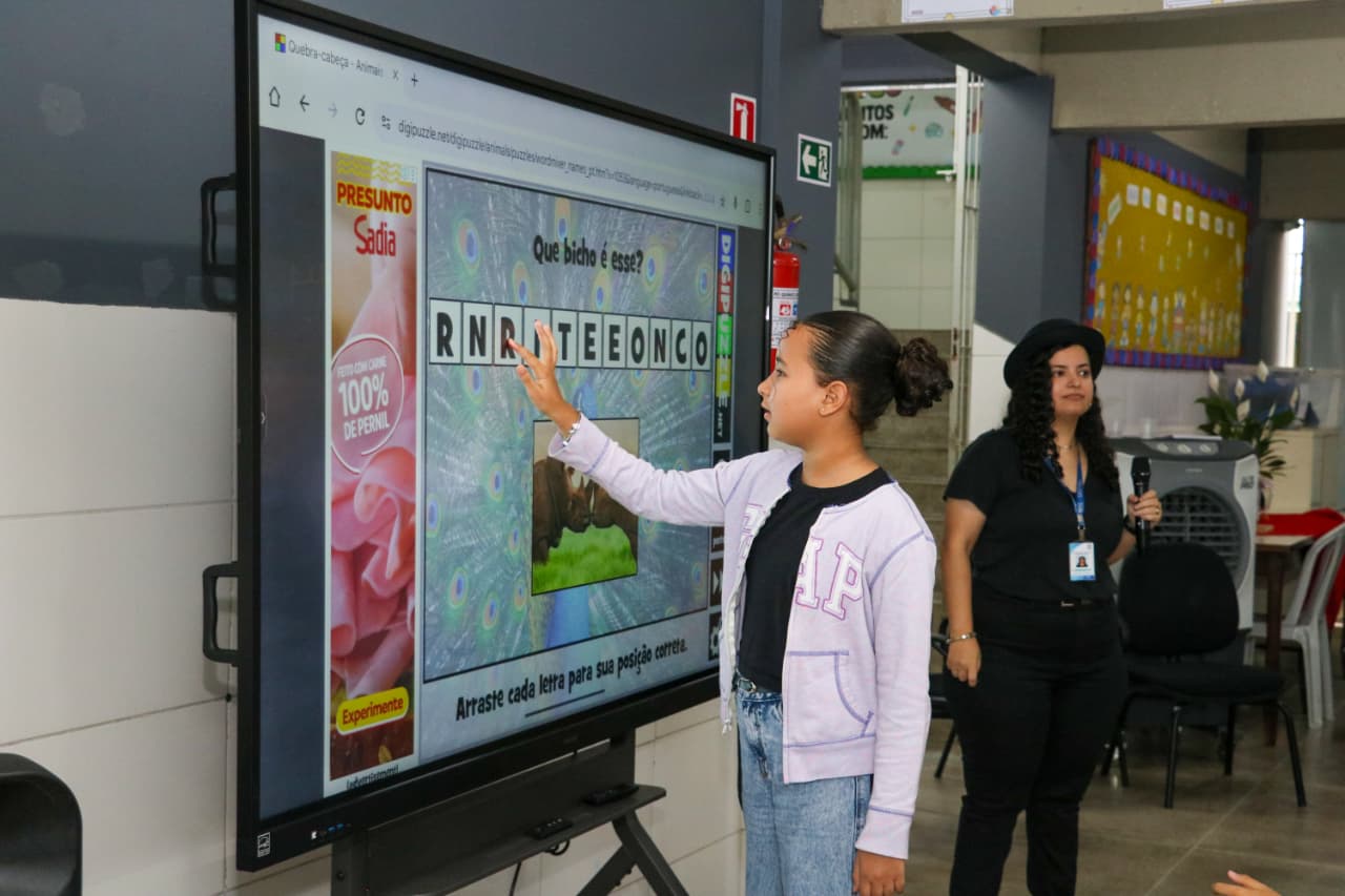 Goiânia inicia ano letivo com 120 mil alunos e investimento em 1,4 mil lousas digitais nas escolas municipais Goiânia inicia ano letivo com 120 mil alunos e investimento em 1,4 mil lousas digitais nas escolas municipais