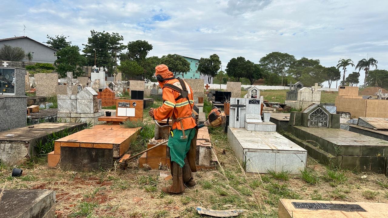 Comurg intensifica limpeza e manutenção em cemitérios de Goiânia para controlar vegetação excessiva