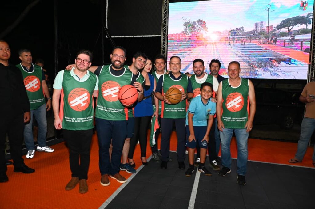 Mabel entrega revitalização da quadra de basquete na Praça do Avião, em Goiânia, resgatando tradições esportivas locais.