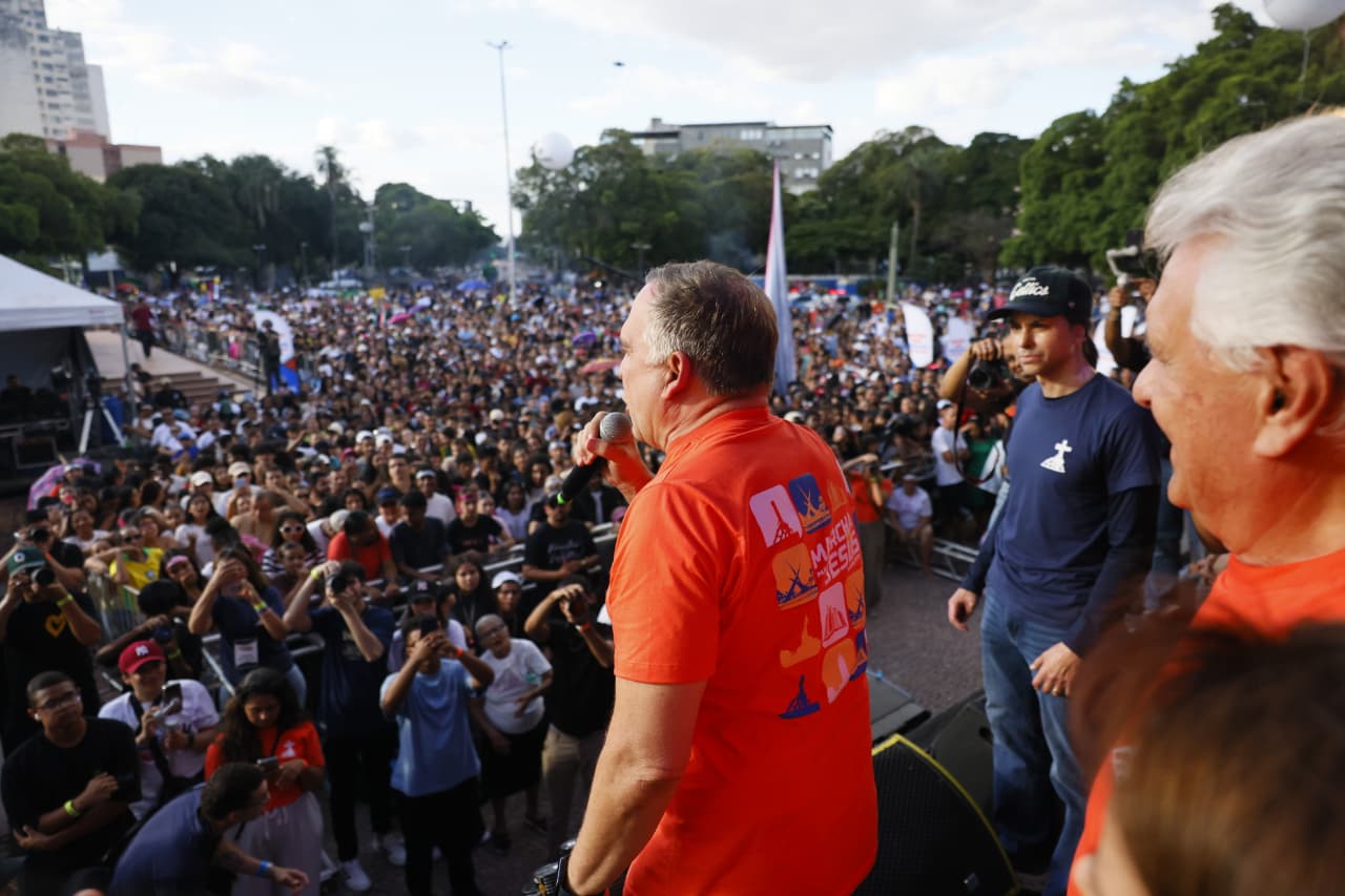 Mabel participa da Marcha para Jesus 2026, confirmando Goiânia como um centro de fé e união cristã