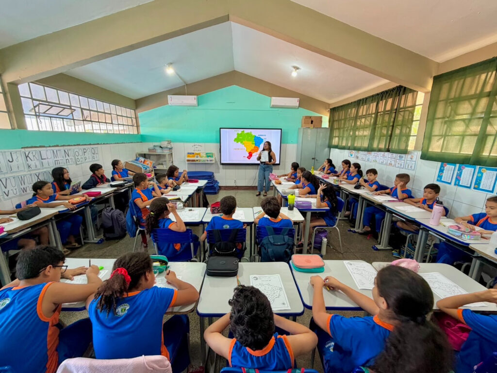 Goiânia planeja oferecer educação integral a 22,5 mil alunos até 2028, expandindo oportunidades de aprendizado.