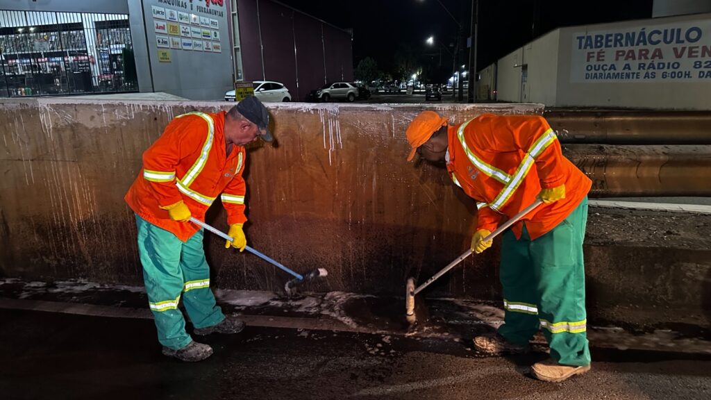 Comurg realiza limpeza e lavagem de viadutos em Goiânia para melhorar a segurança e visibilidade do trânsito Comurg realiza limpeza e lavagem de viadutos em Goiânia para melhorar a segurança e visibilidade do trânsito