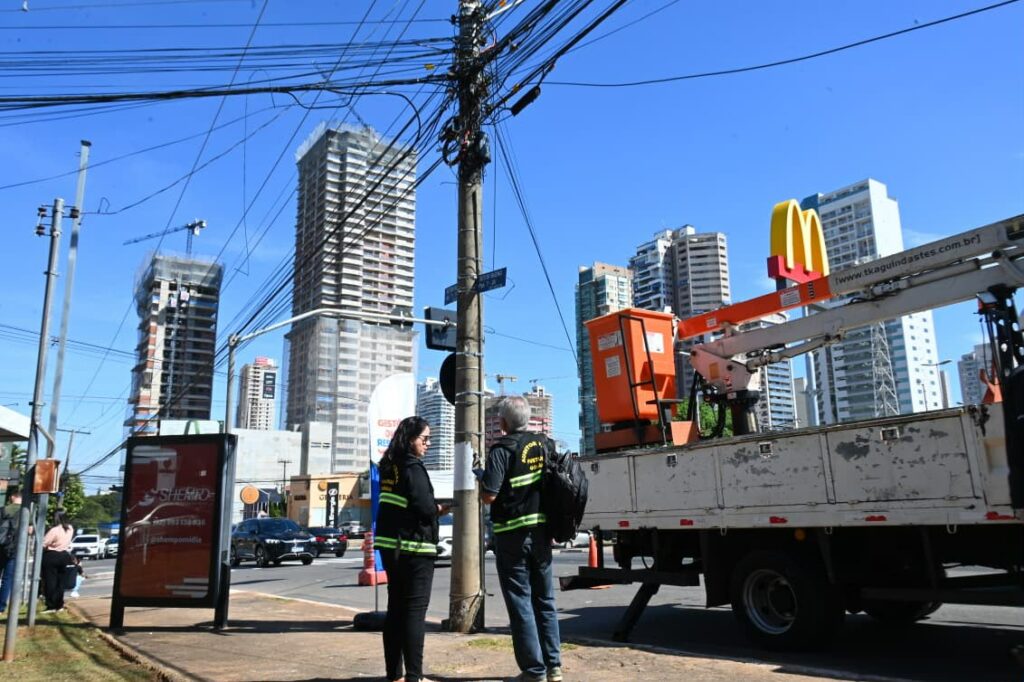 Goiânia regulariza quase 120 km de rede aérea na Operação Cidade Segura Goiânia regulariza quase 120 km de rede aérea na Operação Cidade Segura