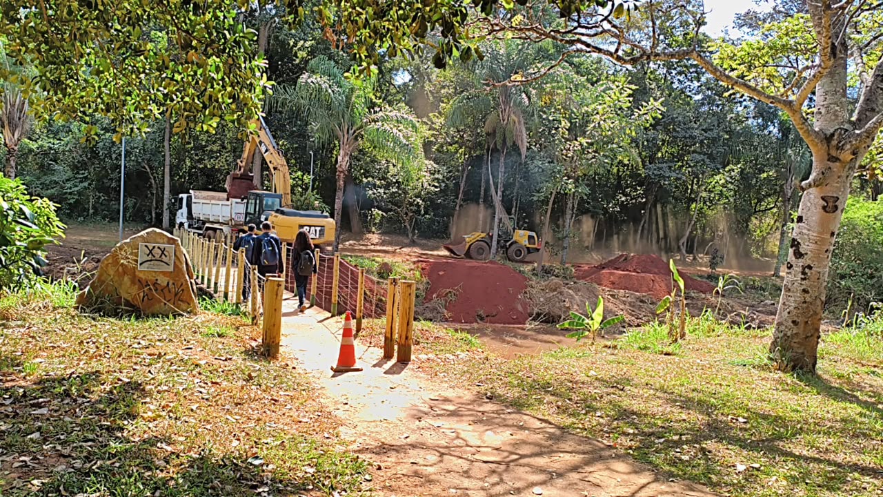 Prefeitura de Goiânia realiza desassoreamento de lagos e abertura de aceiros no Parque Carmo Bernardes e Marginal Barreiro